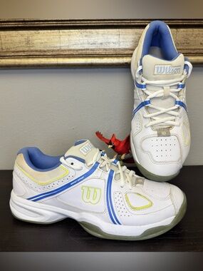 Wilson Rush Pro Men’s Tennis Shoes – Size 9.5 – White/Blue/Yellow (WRS319470)